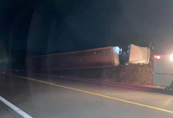 Cierre parcial de la carretera Mazatlán - Rosario por retiro de tráiler volcado