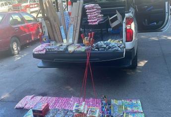Detienen a mujer con 97 kilos de pirotecnia en Los Mochis