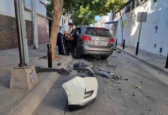 Dos camionetas se hacen pedazos al chocar en el centro de Culiacán 