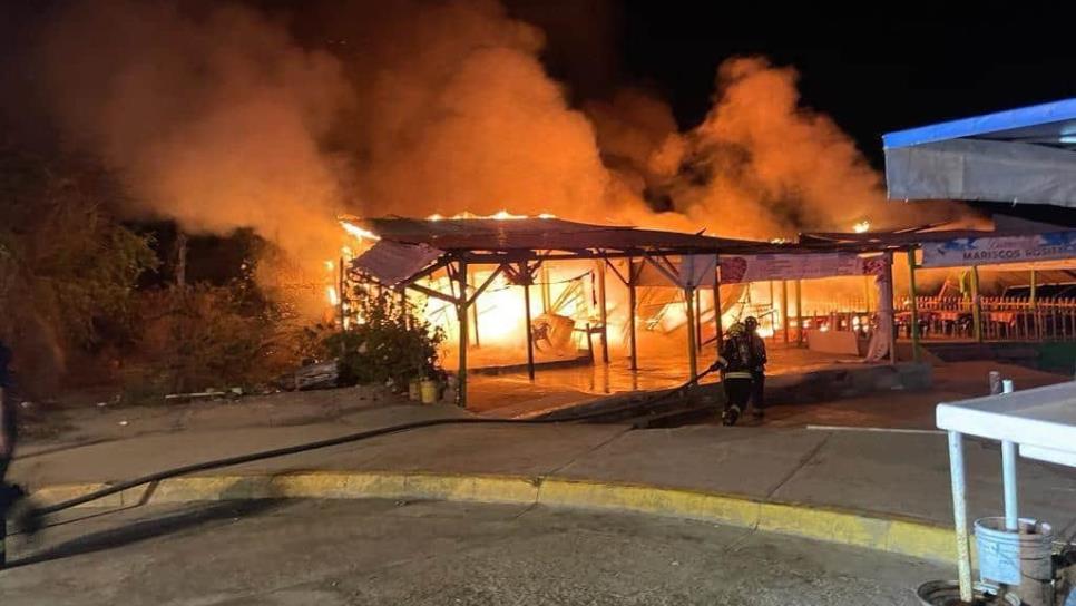 Incendio consume tres restaurantes en Playa Cerritos, Mazatlán