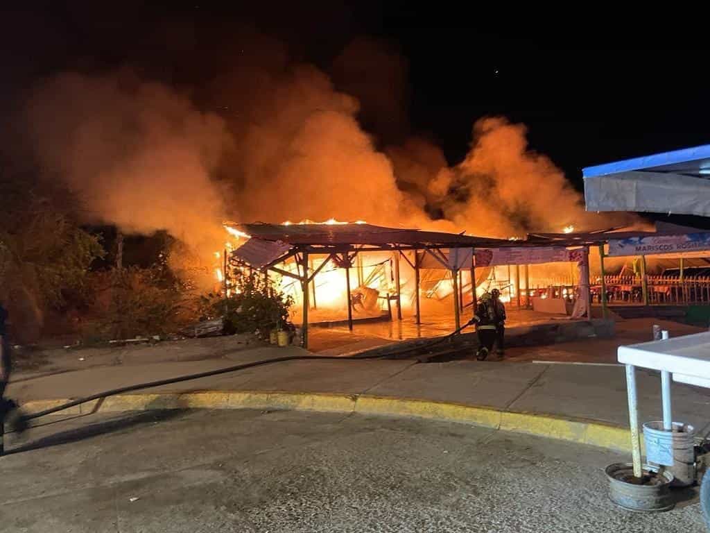 De momento se desconoce la causa del incendio. FOTO: Cortesía