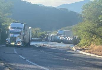 Emergencia en autopista Mazatlán-Durango: Riesgo de explosión tras volcadura de tráiler con combustible