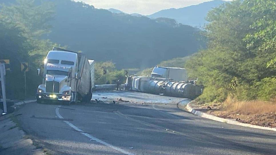 Emergencia en autopista Mazatlán-Durango: Riesgo de explosión tras volcadura de tráiler con combustible