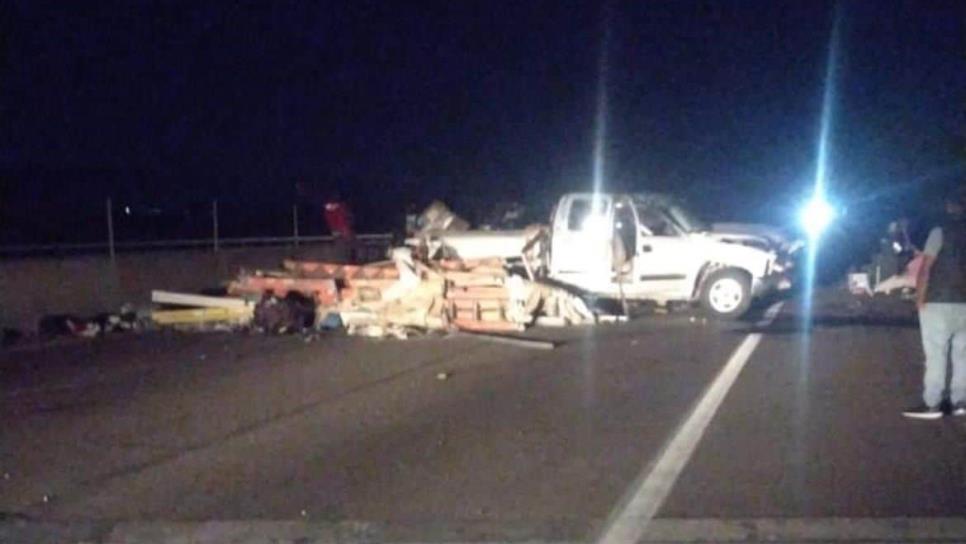 Dos lesionados tras choque de camioneta contra muro de contención en Mazatlán