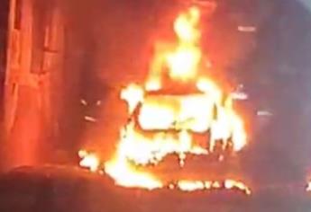 Se incendia camioneta estando estacionada en pleno Centro de Culiacán