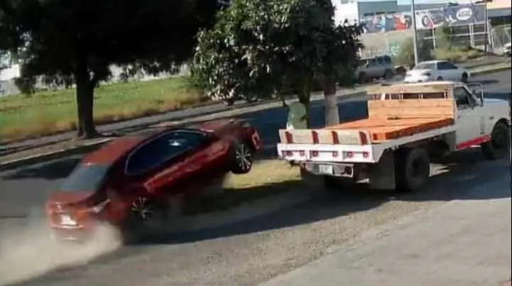 Justo el momento antes de ser aplastado por el carro. FOTO: Cortesía.