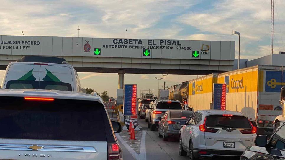 Previo Año Nuevo, viajeros hacen hasta 15 minutos en las casetas de cobro de Sinaloa