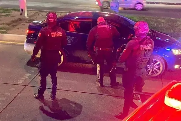 Entre dos empistolados le despojan a mujer un automóvil Kia 2023 en Barrancos Culiacán Entre dos empistolados le despojan a mujer un automóvil Kia 2023 en Barrancos Culiacán