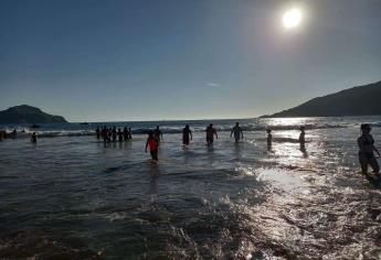 Rescatan de las corrientes marinas a dos turistas en operativo sabatino de Mazatlán