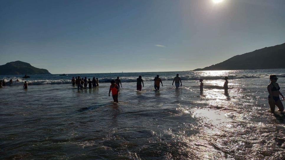 Rescatan de las corrientes marinas a dos turistas en operativo sabatino de Mazatlán