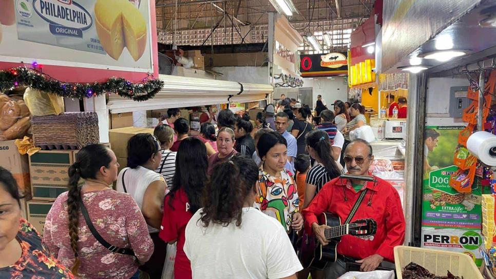 Mazatlecos se lanzan a mercados y tiendas a compras de «último momento» para recibir el 2024