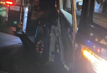 Choca autobús turístico contra vehículo en Mazatlán