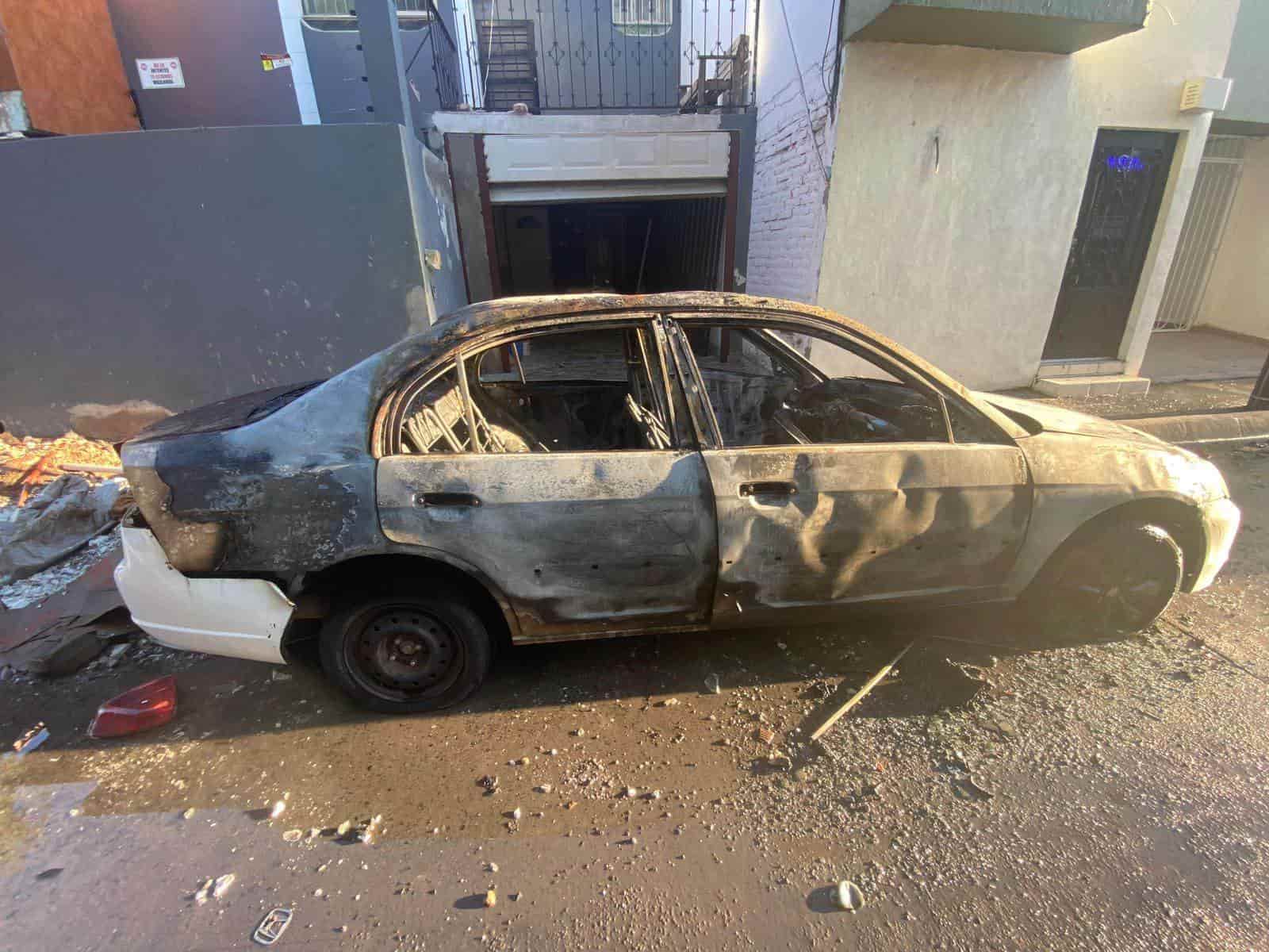 Vehículo queda como pérdida total tras incendiarse en Los Mochis