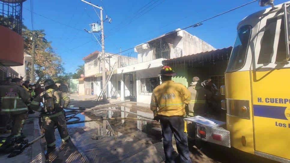 Mujer se salva de un incendio; la segunda planta de su casa ardió en llamas en Los Mochis