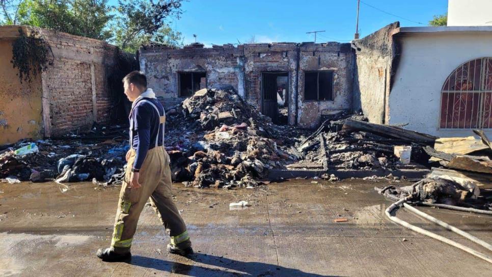 Incendio consume vivienda abandonada en Los Mochis