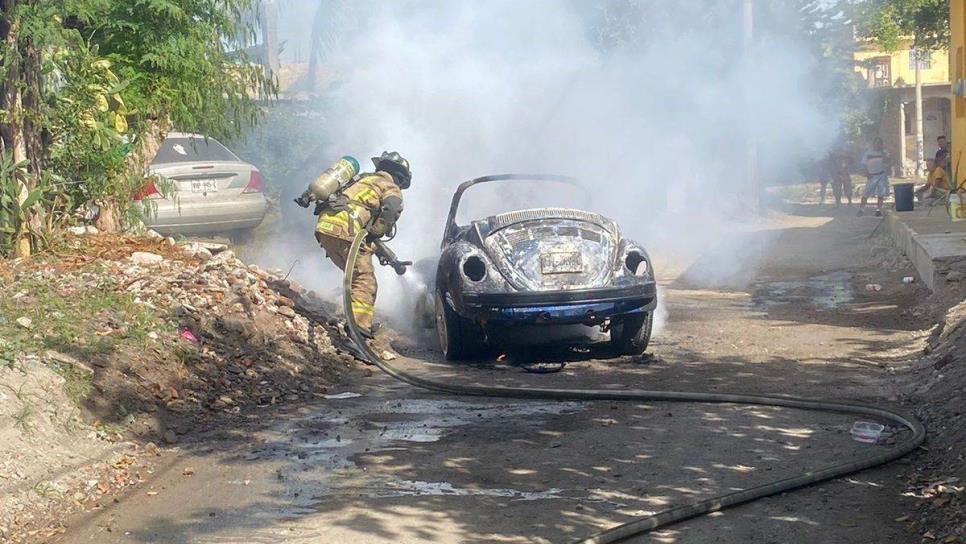 Fuego consume vehículo en colonia Loma Atravesada de Mazatlán 