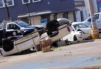 Camioneta con verduras queda llantas arriba al chocar contra vehículo en el Centro de Culiacán 