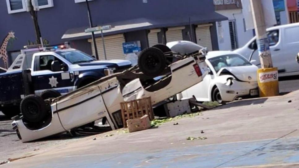 Camioneta con verduras queda llantas arriba al chocar contra vehículo en el Centro de Culiacán 