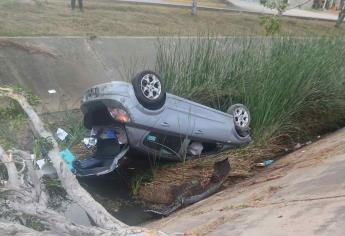 Conductor pierde el control del volante y cae a un canal en Mazatlán