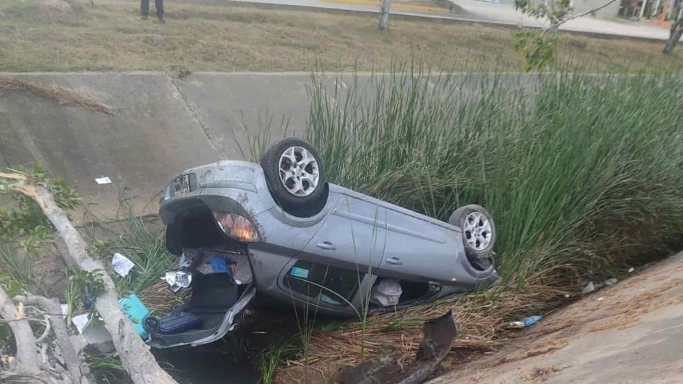 Conductor pierde el control del volante y cae a un canal en Mazatlán Conductor pierde el control del volante y cae a un canal en Mazatlán