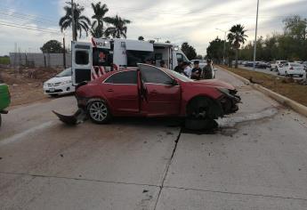 Dos mujeres chocan por la carretera Mochis - Topolobampo, tras noche de celebración