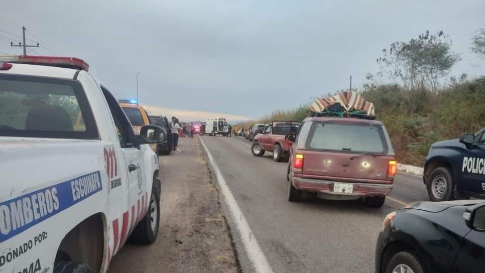 Familia resulta lesionada tras volcar en su camioneta en Escuinapa
