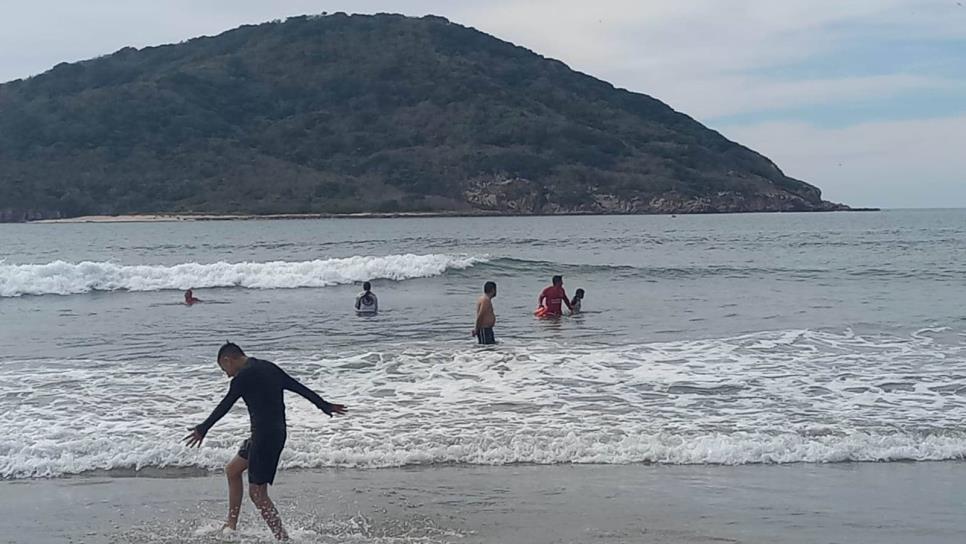 Rescatan a cinco personas de ahogarse en playas de Mazatlán