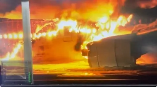 La aeronave en llamas tras haber chocado contra otro avión en el aeripuerto de Japón.