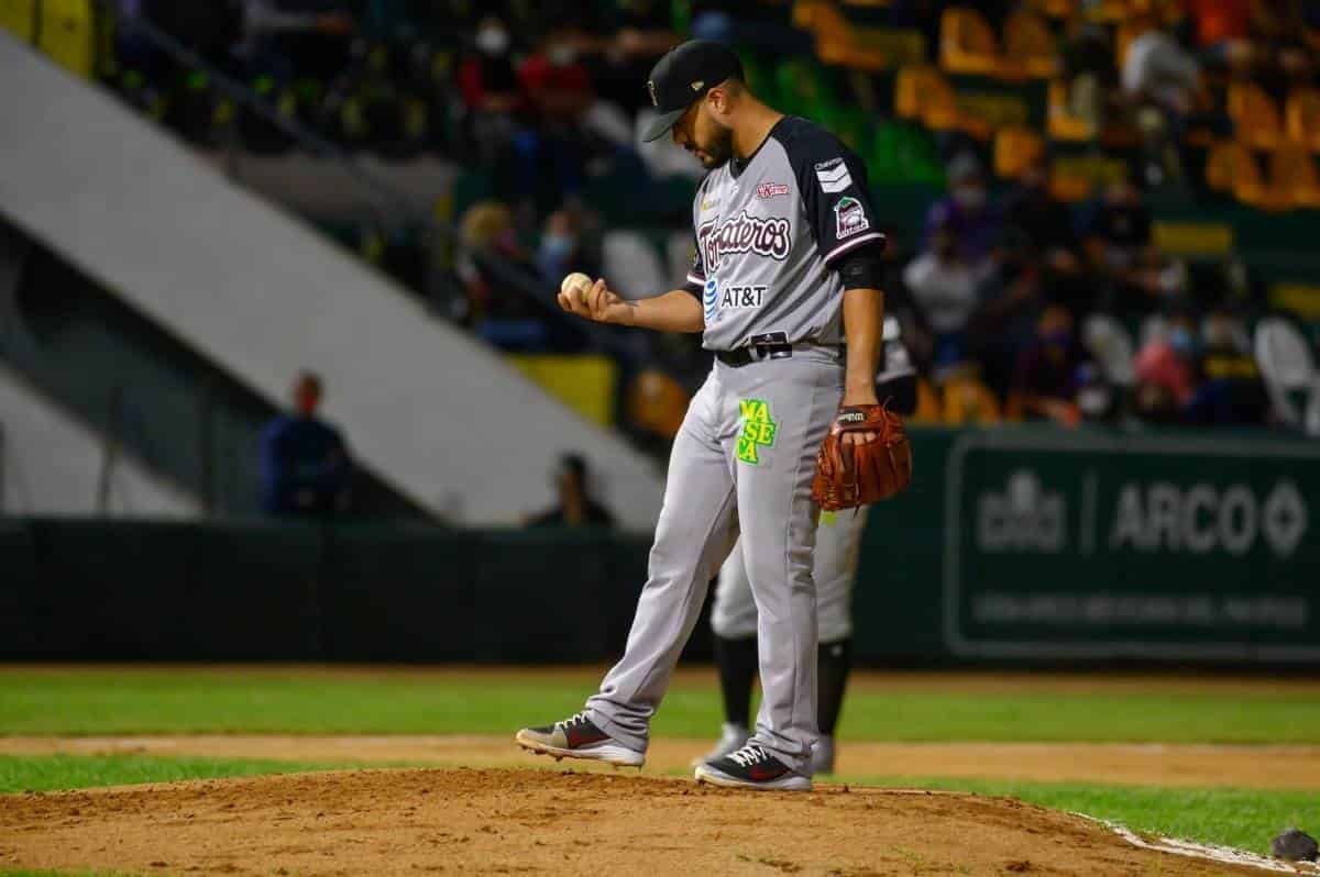 Aficionados estallaron en contra del lanzador por su actitud antideportiva con su mánager Alfredo Amézaga.