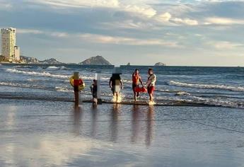 Policía Acuática de Mazatlán rescata a cinco personas que estaban en peligro de ahogarse