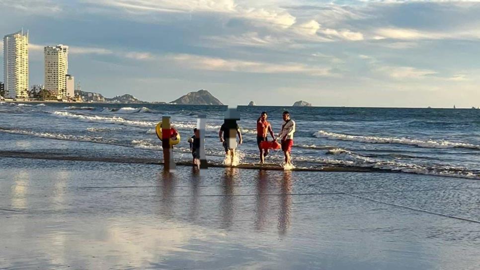 Policía Acuática de Mazatlán rescata a cinco personas que estaban en peligro de ahogarse