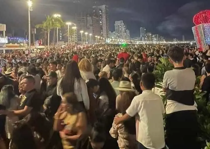 FOTO: Turistas recibieron el año en Mazatlán.
