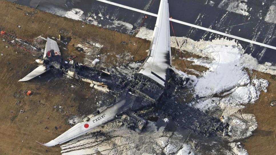 Reducido a cenizas el avión que impactó a otro en aeropuerto de Japón