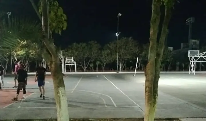 Los deportistas practican su deporte favorito con poca iluminación.