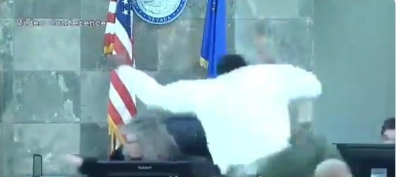 La persona al momento de saltar y agredir a la jueza del condado de Clark.