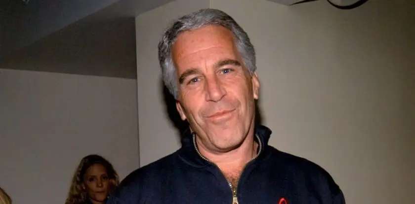 Tras seis años de su muerte, Epstein sigue dando de que hablar con la lista de invitados.