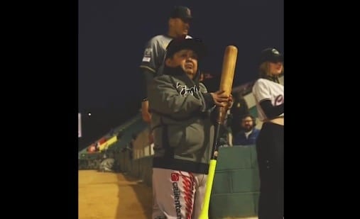 El legendario bat boy le dio suerte a Meneses ante Cañeros.