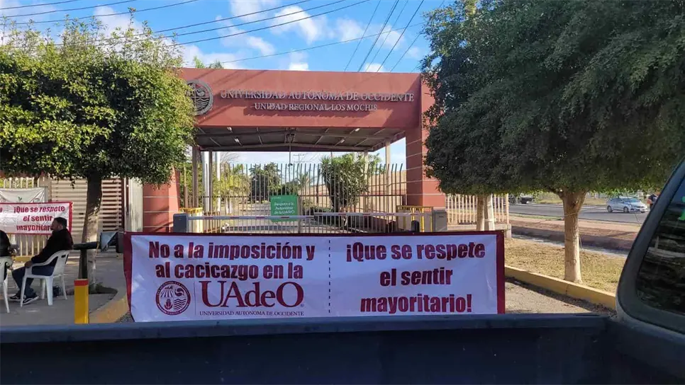 La comunidad universitaria que se presentó en las afueras del plantel espera que esta acción haga eco y conduzca a una solución justa y transparente en la designación del rector.