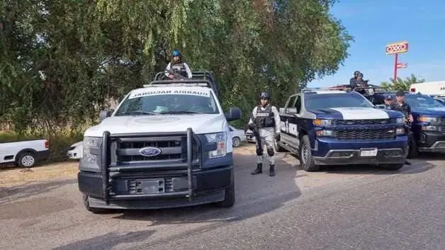 Un comando de gente armada que portaban rifle de asalto y armas cortas, despojaron con lujo de violencia dos camionetas de modelo reciente en el municipio de Guasave.