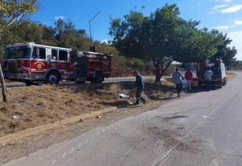 Vuelca camión cargado con tanques de oxígeno en Mazatlán