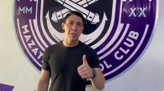 El portero Hugo González haciendo la invitación a los niños que acudan al estadio este Día de Reyes.