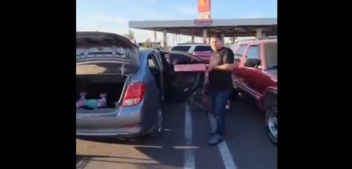 La mujer le reclama al joven por tratar de revender las Rosca de Reyes.