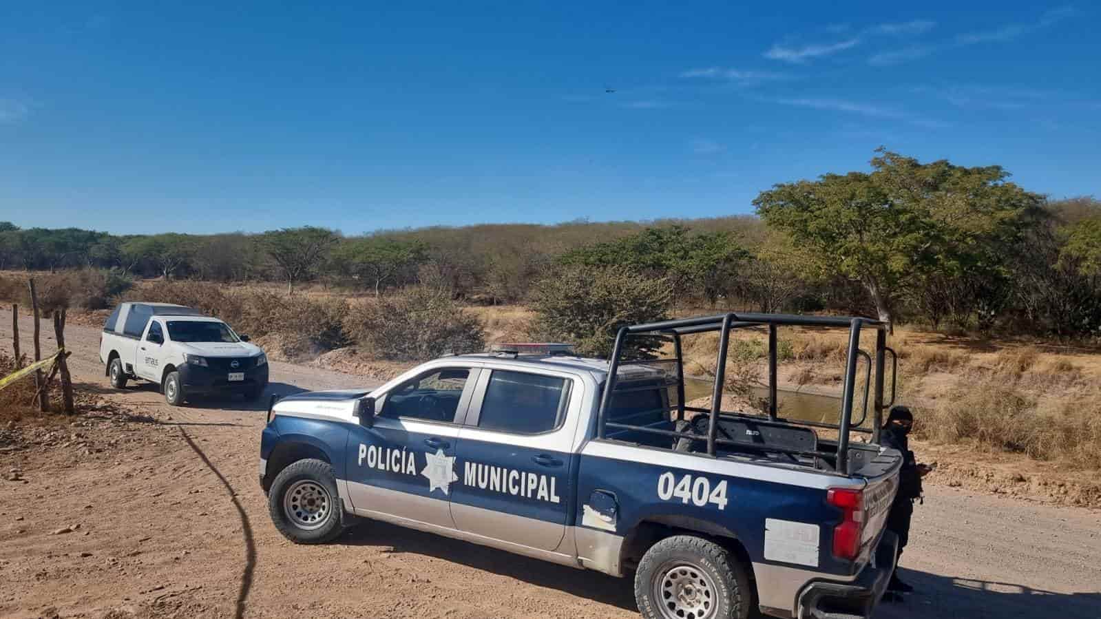 Los agentes presume que la persona no tiene mucho de haber sido ultimado.