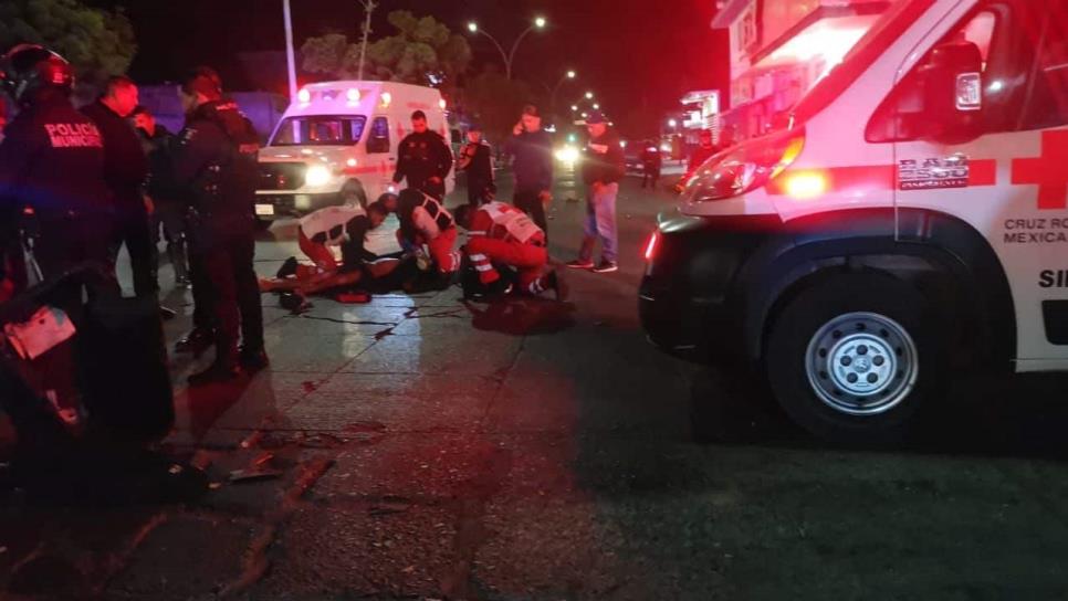 Dos motociclistas terminan lesionados al chocar contra un vehículo en Los Mochis