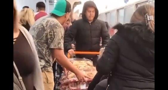 Clientes del Costco se encaran con revendedores de roscas en Monterrey|VIDEO