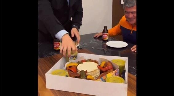 Samuel García celebra el Día de Reyes con una rosca de chicharrón |VIDEO