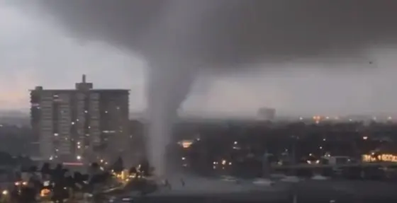 El tornado al momento de cruzar por toda la ciudad ocasionando destrozos.
