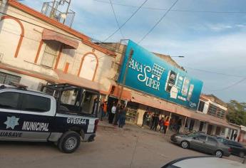 Pareja con bebé en brazos asalta una tienda, le dan un balazo y un cachazo al propietario