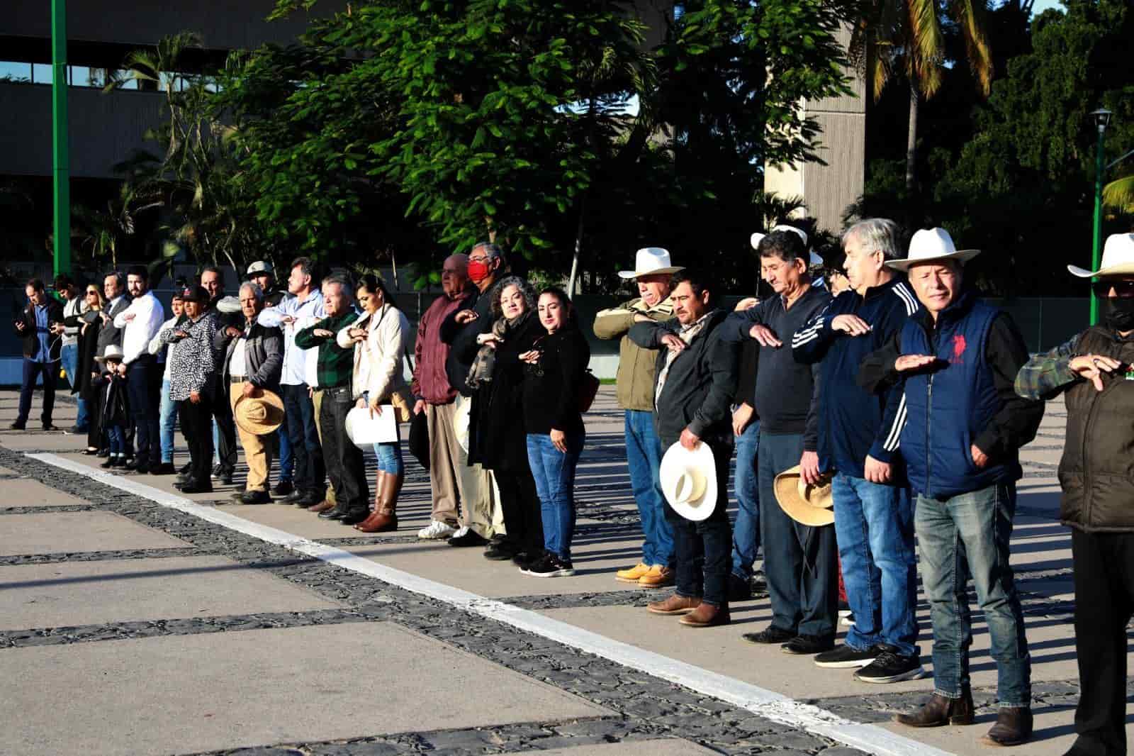Distintas autoridades acudieron al homenaje. FOTO: Cortesía