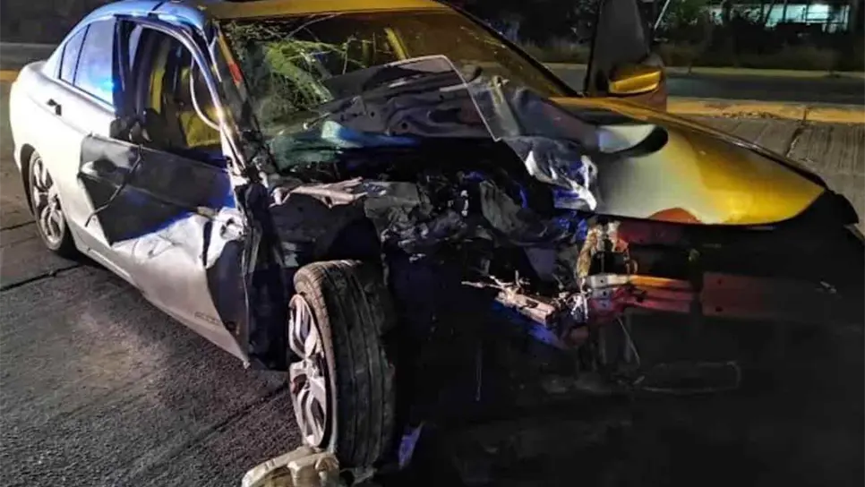 Joven choca contra camioneta y la manda a canal de riego en Los Mochis